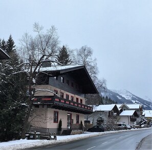Exterior - Cosy chalet apartment for five people, is located in a central,part of Saalbach. (Saalbach)