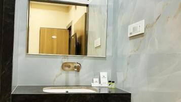 Economy Double Room | Bilik Mandi | Pancuran mandi, kelengkapan dandanan diri percuma, tuala disediakan