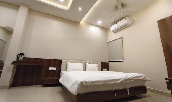 In-room safe, free WiFi - Hotel Shankara Inn (Agar)