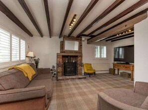 Fireplace, books - Lovely Cottage in North Yorkshire (Northallerton)