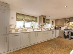 Fridge, microwave, oven, stovetop - Lovely Cottage in North Yorkshire (Northallerton)