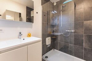 Shower, hair dryer - 2 bedroom accommodation in Oostduinkerke (Oostduinkerke)