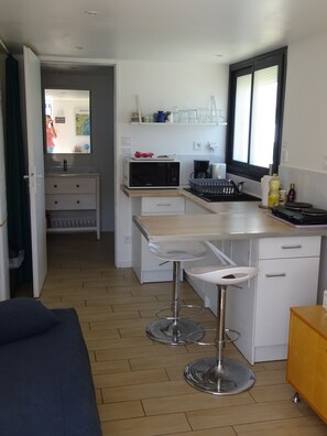 Private kitchen - Cosy & quiet studio with private parking, near ocean and town center. (La Rochelle 17000)