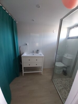 Bathroom - Cosy & quiet studio with private parking, near ocean and town center. (La Rochelle 17000)