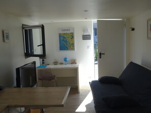Living area - Cosy & quiet studio with private parking, near ocean and town center. (La Rochelle 17000)