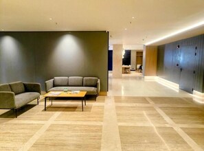 Estúdio superior, sacada, vista para a cidade | Lounge no saguão