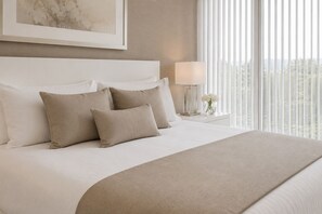Tabla de planchar con plancha, wifi y ropa de cama 