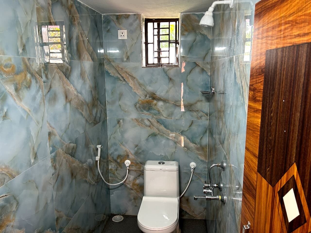 Chuveiro, toalhas de banho, sabonete, shampoo