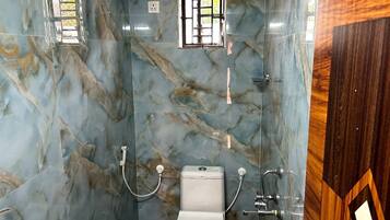 Chuveiro, toalhas de banho, sabonete, shampoo
