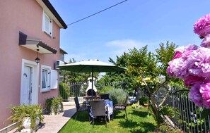 Outdoor dining - Lovely accommodation with private garden (Umag)