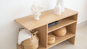 A wooden console table with woven baskets, a white vase, and a small sculpture. - Luxury Beachfront Studio - Panoramic sea view - Direct beach access - Corsica (Olmeto)