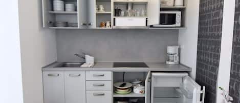Refrigerador, microondas, parrilla de estufa y cafetera y tetera