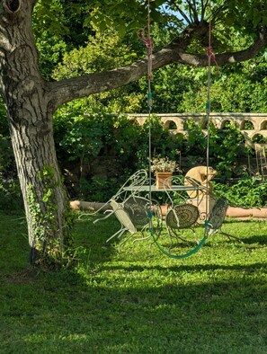 Outdoor dining - Gîte avec piscine privée situé à Uzès (Uzès)