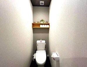 Haartrockner, Handtücher, Toilettenpapier