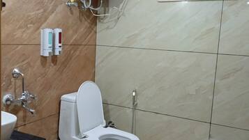 Deluxe Double Room, Balcony | Bathroom