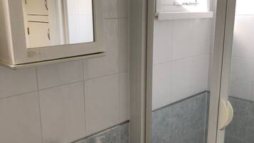 Dusche, Haartrockner, Seife, Toilettenpapier