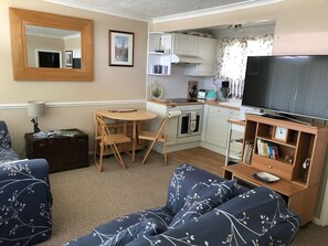 Smart TV - Well equipped chalet on quiet site with Club House and heated pool (in season). (Stalham)
