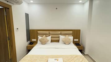 Deluxe Double Room | Iron/ironing board, free WiFi