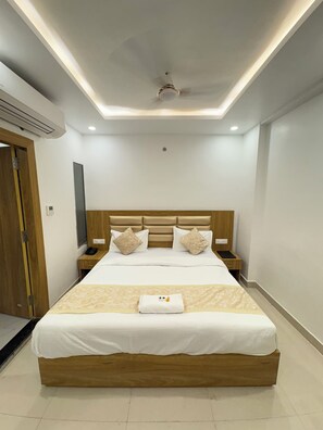 Iron/ironing board, free WiFi - Hotel Golden Bliss (Lucknow)