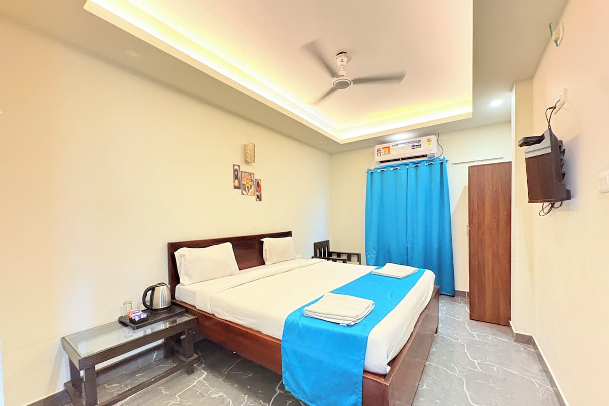 Executive Double Room | Desk, free WiFi
