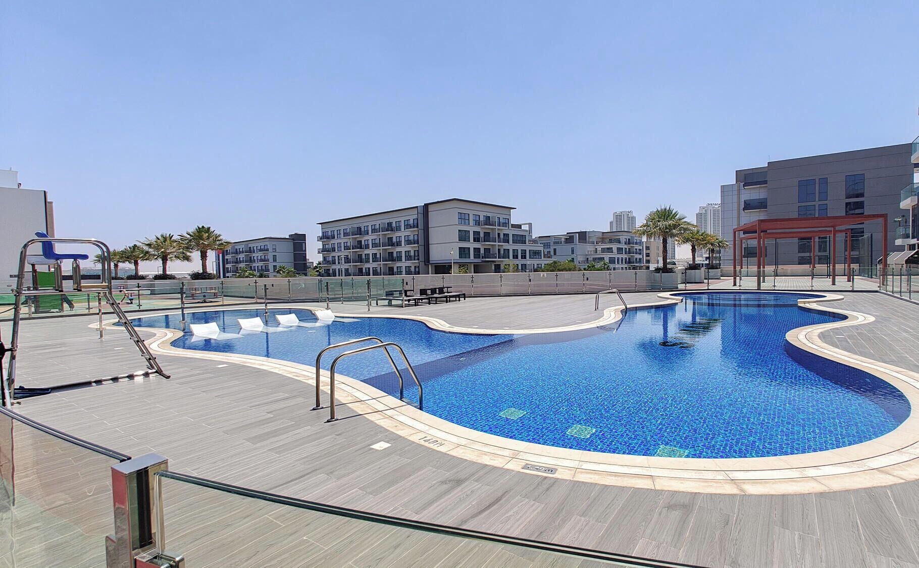 Apartamento Deluxe, balcón, vistas a la ciudad | Piscina | Una piscina al aire libre