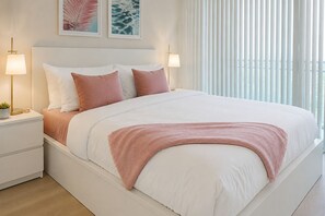 Tabla de planchar con plancha, wifi y ropa de cama 