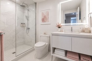 Secadora de cabello, bidet, toallas, jabón 