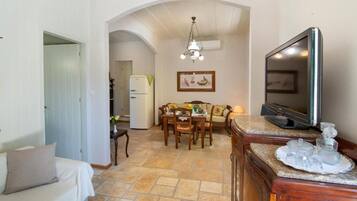Traditional Apartment, Garden View | Living area