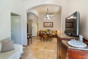 Traditional Apartment, Garden View | Living area - The Old One by All About Paxos (Magazia)