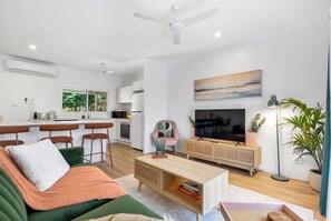 TV, offices - Mimpi Tropics Retreat, Holloways Beach (Holloways Beach)
