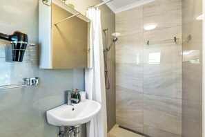 Shower, hair dryer, shampoo - Mimpi Tropics Retreat, Holloways Beach (Holloways Beach)