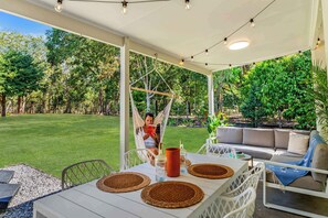 Outdoor dining - Mimpi Tropics Retreat, Holloways Beach (Holloways Beach)