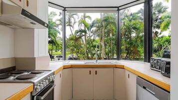 Coffee/tea maker, fridge, microwave, oven