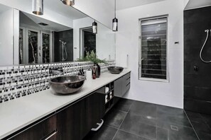 Shower, hair dryer, shampoo - Rainforest Retreat | Pool W/ Stunning Views (Redlynch)