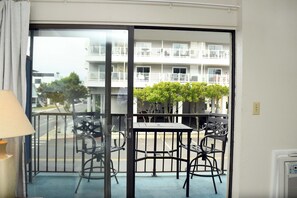 Interior - Beautiful one Bedroom just steps to the beach with outdoor pool and closer to north park (Ocean City)