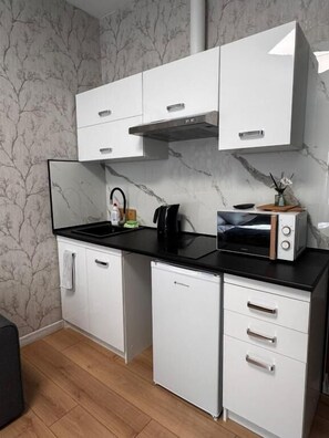 Habitació triple, pati, vistes al jardí | Cuina privada