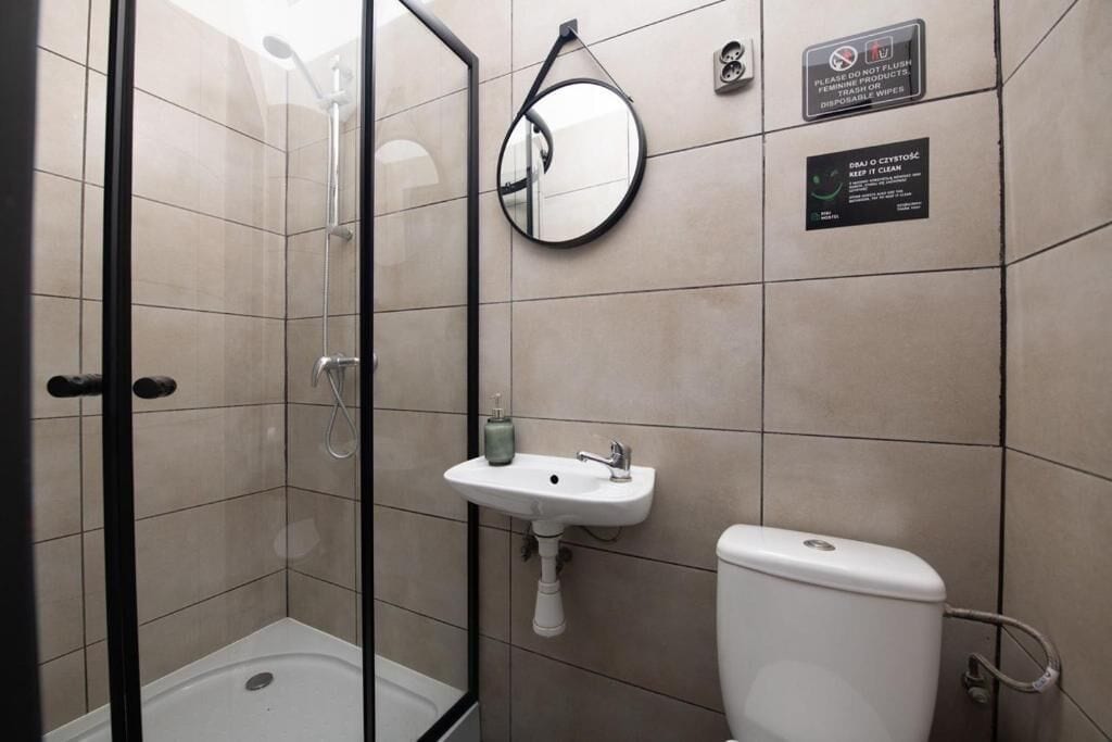 Camera doppia, patio, vista città | Bagno | Asciugamani