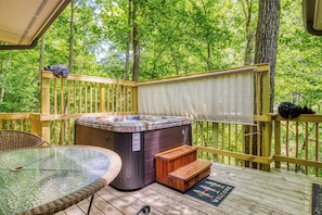 Outdoor dining - Whispering Waters, Hot Tub, Riverside, Free Tickets (Pigeon Forge)