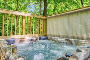 Outdoor spa tub - Whispering Waters, Hot Tub, Riverside, Free Tickets (Pigeon Forge)