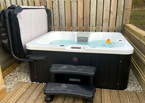 Outdoor spa tub - Geodome (Bridport)