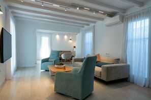 Villa, 4 Bedrooms | Living area