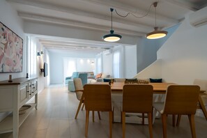 Villa, 4 Bedrooms | Dining