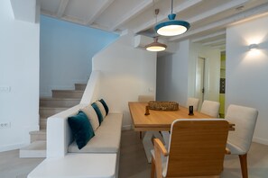 Villa, 4 Bedrooms | Dining