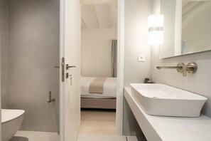 Villa, 4 Bedrooms | Bathroom | Hair dryer, towels, toilet paper