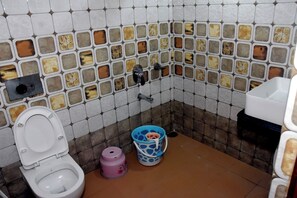 Habitación individual, vistas a la ciudad | Baño | Ducha, artículos de higiene personal gratuitos y toallas