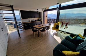 Living room - House With a Garden and a View of the Mountains (Makow Podhalanski)