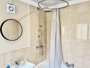 Een haardroger, handdoeken, zeep, toiletpapier