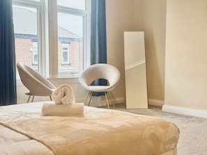 Een bureau, een strijkplank/strijkijzer, gratis wifi, beddengoed