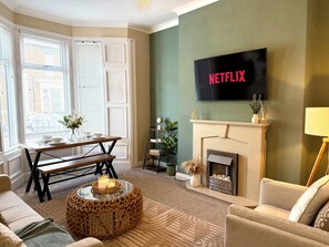 Een smart-tv en tafelvoetbal