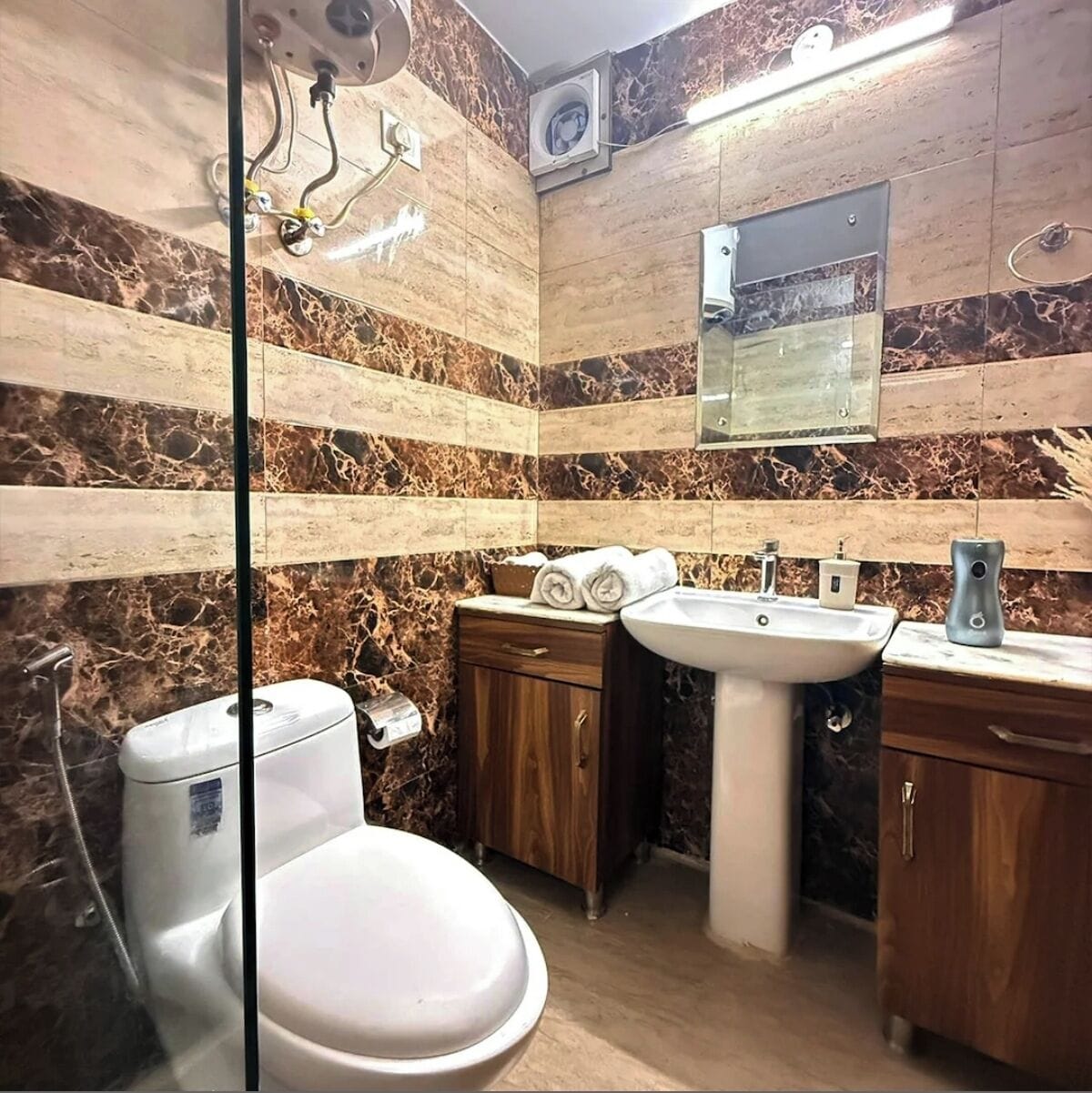 Doccia, asciugamani, sapone, shampoo